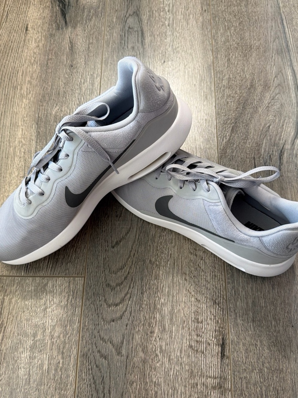 Nike Men’s Light Gray Casual Sneakers with Dark Gray Swoosh